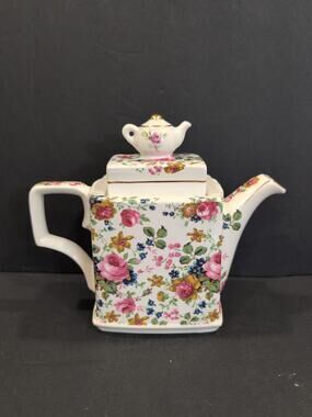 Vintage Sadler "Olde Chintz" teapot, Gold Gilding, Windsor England. 16 Oz